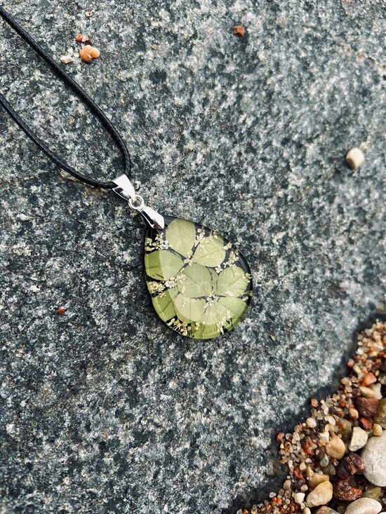 Lielais lāsītes kulons "Zaķkāpostiņi"