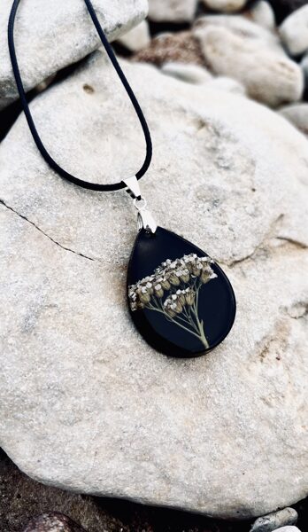 Lielais lāsītes kulons “Baltais pelašķis”