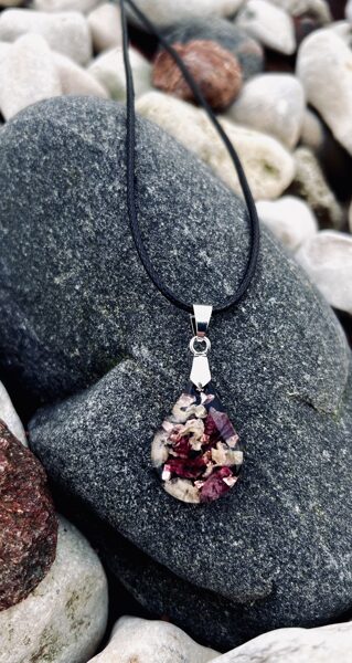 Lāsītes kulons “Maigās Lupīnes ar akmentiņiem”