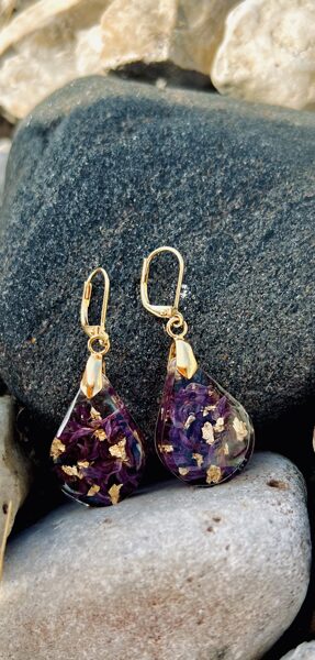 Auskari "Lillā ziedlapiņa ar zelta krāsas skaidiņām"