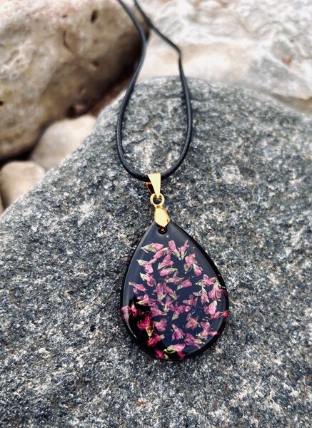 Lielais lāsītes kulons "Rozā Veroniku ziedi"