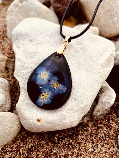 Lielais lāsītes kulons "Atraitnītes"